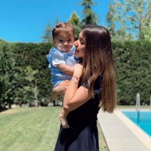 Zeynep Anıl Tatdıran Instagram - Benim güzel fındığım❤️
Adının geçtiği yerde çiçek açsın, kuş uçsun, bahar koksun.
Kızımın ilk Ramazan bayramında çekirdek ailemizle evdeyiz, hepinizin bayramı mübarek olsun, inşallah birdahaki bayramda kalabalık aile soframızda kahvaltı fotoğrafı koyarız di mi? 🌟🙏🏻