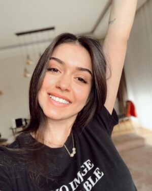 Zeynep Anıl Tatdıran Instagram - Karantina Arya’nın da rutinini bozdu. 19:00’da kafasını tutamayan bebek 21:00’da uyumamak için savaşıyor, gece zaten kesintisiz uykuları unuttuk ama gündüz uykuları da 20 dakikaya düştü, oyunlarda aktivitelerde dahi mutsuz ve asla süt içmiyor. Zaten bana üç kelime ile Arya’yı anlat deseler ilk önce “tok” derim -çünkü tok doğdu ve doğduğundan bu güne hiç acıkmadı-  Yani aç bebek uyumaz dediler ama hep uyudu, demek ki tok doğdu. Bir de üstüne 29. hafta huysuzluğu eklenincee yaka iğnem bir an yalnız bırakmıyor beni. Sadece gözünün önünde durmakta yetmiyor yüzüm ona dönük olmalı, olmazsa hemen miyavlamalar, mızıklanmalar. Uyurken bile gözünü açıp bıraktığı yerde miyim kontrol ediyor. Kolay değil tabi bebek olmak haklısın annecim. Ben de ortama ayak uydurdum ve taktım huniyi biraz ağlayıp biraz gülüp yuvarlanıp gidiyoruz.  İyi ki varsın annecim. Buralar senin sayende güzel, annen senin sayende mutlu 💛

#momlife #baby #momanddaughter #sweethome