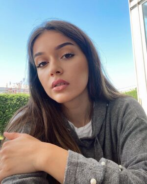 Zeynep Anıl Tatdıran Instagram - Buralarda olmadığım yıllaar olmuş gibi değil mi?
Bu postu hazırlarken resmen heyecanlandım, acaba rujum yüzünden mi? 🙃
Bende her şey bildiğiniz gibi devam ediyor, 11 Marttan beri karantina modundayım ve toplam 6 defa falan sadece mecbursam çıktım evden.
Elle tutulur değişiklikler şöyle; 
- Arya yürümeye başladı.
- Ben yemek yapmayı öğrendim.
- Artık kahve içmeyi seviyorum.

Sizde ne var ne yok? 👩🏻‍🌾