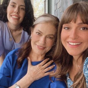 Zeynep Eronat Instagram - İçerde ışık dışarda çay kahve selfie yapılıyordu😀benim güzellerim bu kızlar..@irembsrr @demirciogludilan @foxturkiye @usmdizifox #set #dizi #tv
