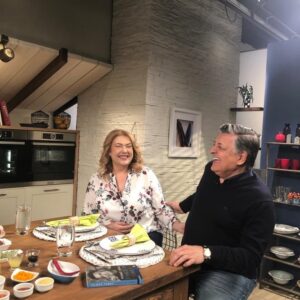 Zeynep Eronat Instagram - Yılmaz Vural hocam la gülmekten bir hal olduk..ne çok ortak şehirler,insanlar varmış meğer...Muhteşem bir gün Memet Özer ve Fox tv ye teşekkürler🙏🙏🙏 @yvuraltr @memetozer1907