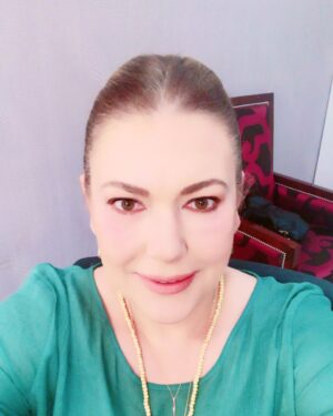 Zeynep Eronat Instagram - Bu gecenin süslüsü de benim 😁😁😁 tv 100 de dünya tatlısı @hilalergenekon ile @yarındanönce... #tv100 #tv #konuk #kanal #sohbet #