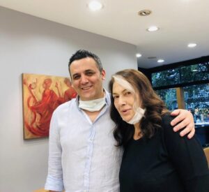 Zeynep Eronat Instagram - İstanbul a taşındım taşınalı Saçlarım Turgut Beyciğime emanet..Sarıdan sonra yeni dizi yeni imaj da gene onun usta ellerinde sevgili yönetmenimiz Mustafa Şevki Doğan ın tam istediği gibi oldu..@blueline @turgutyakisik #kuaför #saç #dizi #imaj #tv
