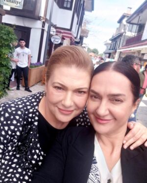 Zeynep Eronat Instagram - Canım Yeşo’m...Birlikte büyüdük sayılır..e nerden baksan 35 yıl say sen onu...iyi ki yine yeniden ❤️❤️❤️😘😘😘#dost#eskidost#kızarkadaş#meslektaş#okularkadaşı
