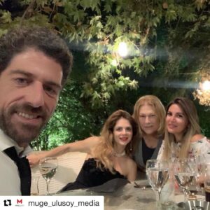 Zeynep Eronat Instagram - Cemal,Lale,Müge ve bendeniz yorgunluktan Samara ya bağlamış Zeynep 😂😂😂 @rixosdowntown #altınportakal #antalya #bahçecinleri