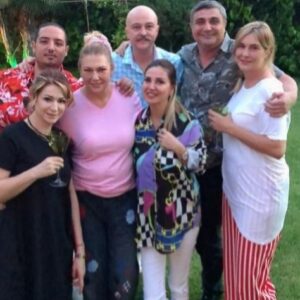 Zeynep Eronat Instagram - Bu doğum günü kutlamaları 40 gün 40 gece sürer bu gidişle 🥰🥰🥰🥰 @my_sweet_luna @serdarkayaokay @muge_ulusoy @drhakanerbilsaglikgrubu @doga_natureza @miraceronat #doğumgünü #kutlama #sevdiklerim