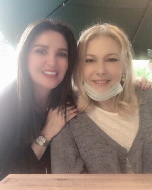Zeynep Eronat Instagram - Aylaar aylar sonra canımın içi Müge ile kavuştuk...Çok güzel bir gündü..Çok uğurlu olsun çok amin 🙏🙏🙏❤️❤️❤️