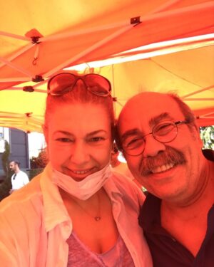 Zeynep Eronat Instagram - Bin yıllık arkadaşımı görünce güller açtım vallahi…Canım Oktay❤️❤️❤️❤️ #sinema #prova #dost #arkadaş #rastlaşma #gökçeada @oktay_dall