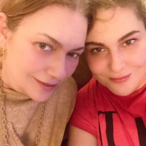 Zeynep Eronat Instagram - Kızkardeş candır..Can içidir..Aşktır,dosttur,bazen anne bazen evlattır..Meleğim nice nice sevinçli,sağlıklı,mutlu yeni yıllara🧿🧿🧿🧿❤️❤️❤️❤️😘😘😘😘 @miraceronat