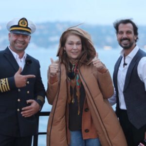 Zeynep Eronat Instagram - Vapurda çay-simit-sohbet..Sevgili Cemal kaptanımızın zarif konukseverliği,LE VAPEUR MAGIQUE isimli siyah kuğu ya benzeyen muhteşem vapuru ve sevgili Ömer Öztürk ile şahane ekibi eşliğinde çok özlediğim İstanbul’da sonbahar ı hem de denizin ortasında yaşamak..aman allahım bundan1.5-2 ay önce ruyamda görsem inanmazdım😃😃😃😃🧿🧿🧿🧿🧿❤️❤️❤️❤️@vapurdacaysimitsohbet @trthaber @omer.ozturkofficial @blacklistt_cast  @kirazinannesi @caglalistt #vapur #deniz @istanbul