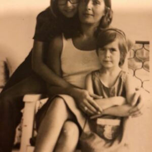 Zeynep Eronat Instagram - Biz hep böyleydik işte..Annem, Miraç ve ben..Annem gidene kadar bu sıkı üçlü hiç ayrılmadık....Annem gerçi hep bizimle...Miraç küçükken hep böyle angrybird olarak dolaşırdı 😂😂😂