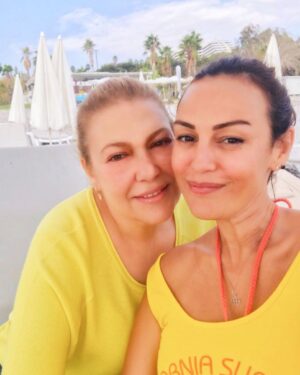 Zeynep Eronat Instagram - Evladım olsa ancak bu kadar severdim bu kız çocuğunu ❤️❤️❤️ @acelyaelmass #kızçocuğu