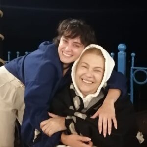 Zeynep Eronat Instagram - Gökçeada da akşam rüzgarı üşütünce Handeciğim beni ısıttı❤️❤️❤️ @dahaiyibiryarın #sinema @gökçeada @mgx #festival