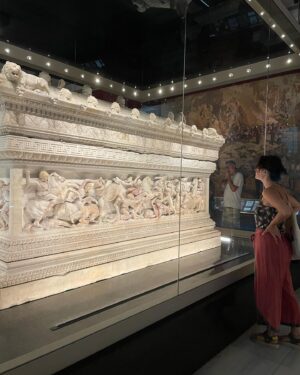 Zeynep Kızıltan Instagram - 🗿🏛️🪙🪔🕯️🏺

|civilization explosion|
#dünyagezegeni 
#istanbul