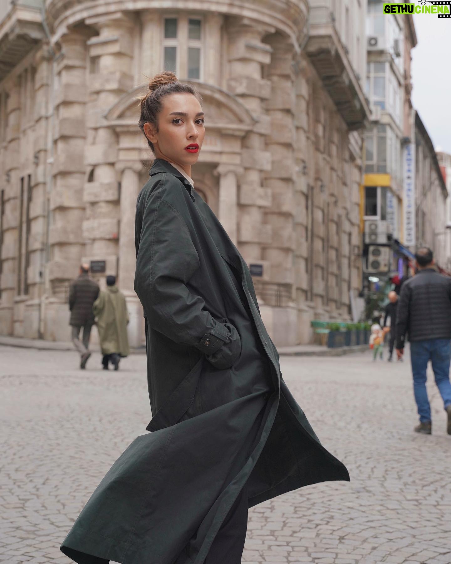 Zeynep Parla - 2.4K Likes - 📷 @aykutsuvari