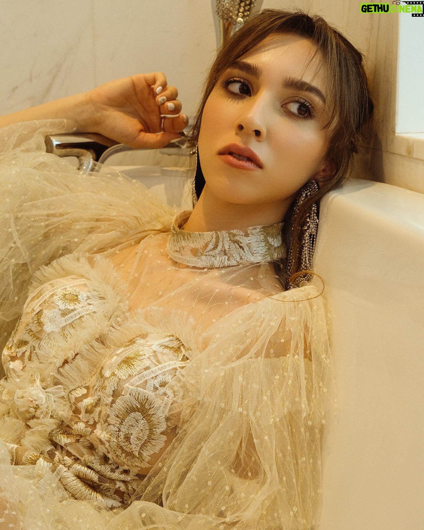 Zeynep Parla - 1.7K Likes -