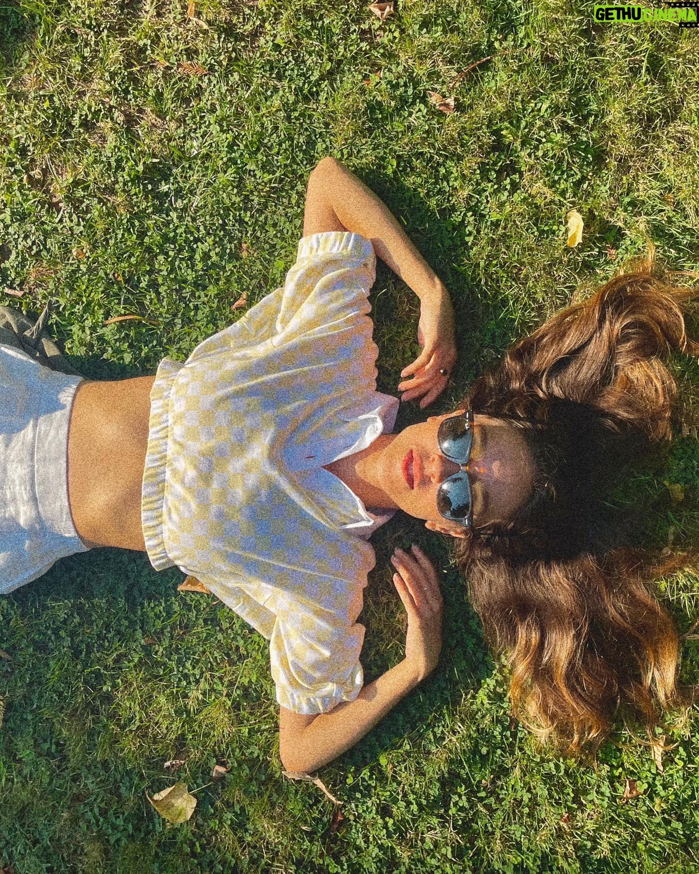 Zeynep Parla - 1.4K Likes - Benetton ile Sonbahar renklerine geçiş yapıyoruz 💛 @benetton_turkiye