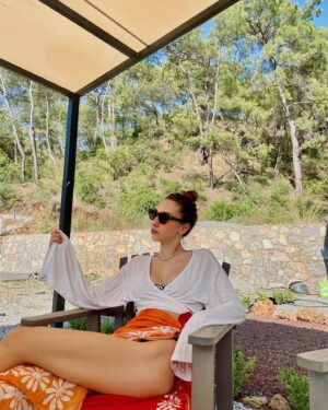 Zeynep Parla Instagram - Bu bir yaza özlem postudur. 🦚