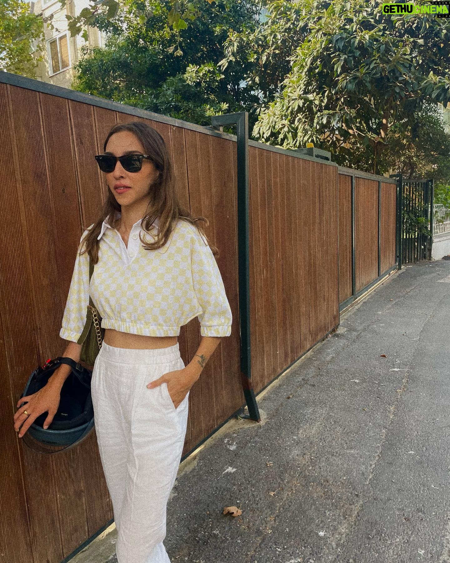 Zeynep Parla - 1.4K Likes - Benetton ile Sonbahar renklerine geçiş yapıyoruz 💛 @benetton_turkiye