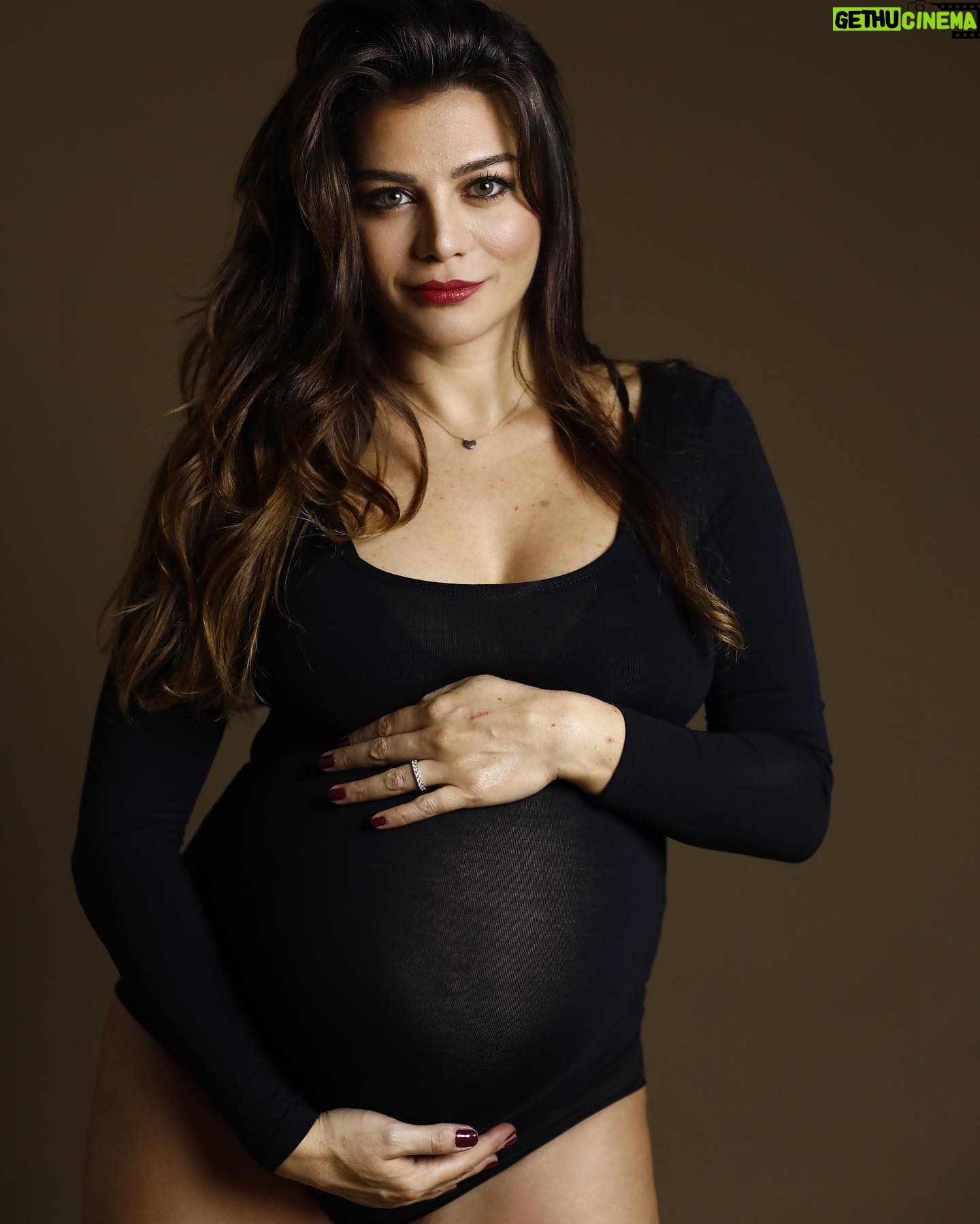 Zeynep Şarlıgil - 1.7K Likes - 🤰🏻🤍 #keepreading #keepsearching #maternityphotography #pregnantstyle