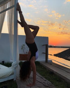 Zeynep Şarlıgil Instagram - Yana kaydırmalı #sunset #yoga #yogaposes  after @cetincetintas YouTube  class