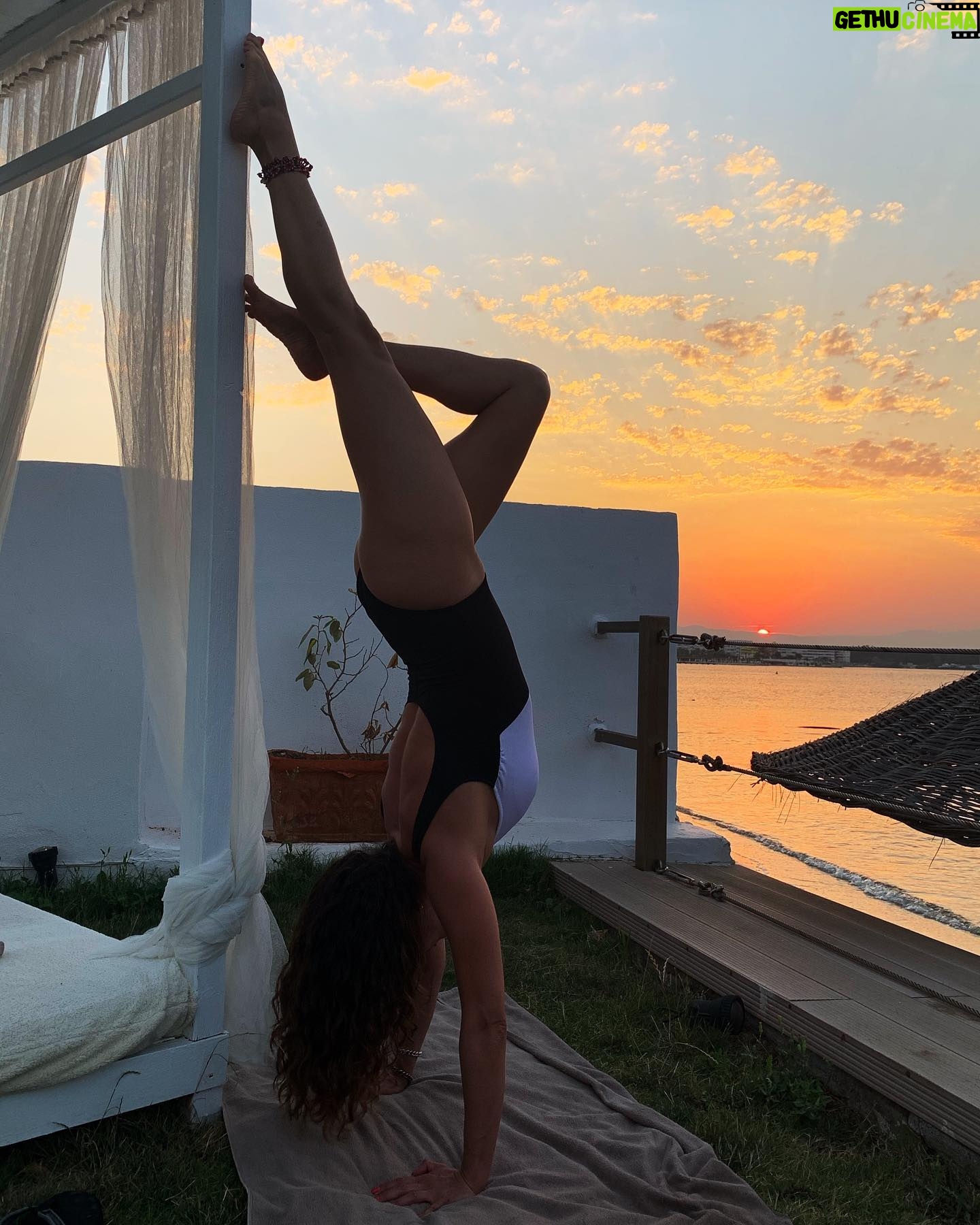 Zeynep Şarlıgil - 1.6K Likes - Yana kaydırmalı #sunset #yoga #yogaposes after @cetincetintas YouTube class