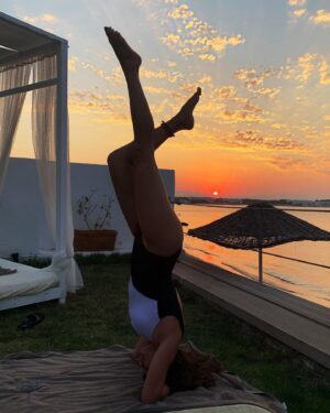 Zeynep Şarlıgil Instagram - Yana kaydırmalı #sunset #yoga #yogaposes  after @cetincetintas YouTube  class