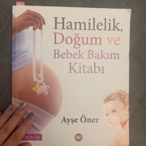 Zeynep Şarlıgil Instagram - Ben kitaplardan okuyarak araştırmayı, öğrenmeyi sevenlerdenim. Unutursam açıp bakmak kolayıma geliyor. Siz de benim gibi misiniz? Yana kaydırarak faydalandığım hamile kitaplarına bakabilirsiniz —>> #hamilelikkitapları #inamay @dr.selcuksomer @drhakancoker