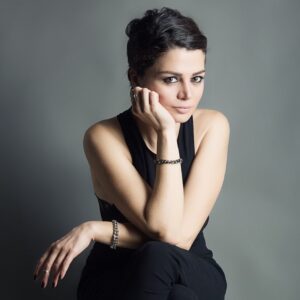 Zeynep Şarlıgil Instagram - Evet maalesef yaptırdığım Covid testimin sonucu pozitif çıktı. O kadar da dikkat ettiğimi sanıyordum. Kapalı alanlara girmedim. Maskesiz dolaşmadım, sürekli ellerimin hijyenine dikkat ettim. Peki nasıl kaptım? 3 arkadaş benim evde oturup yemek yedik. Öpüşmedik, sarılmadık. Yaklaşık 4-4,5 saat beraberdik. Biri meğer covid pozitifmiş. 2 gün önce evde yapılan kan testlerinden kontrol etmişti kendini, sonuç negatifti. Gayet sağlıklıydı. En ufak bir belirti yoktu. Ertesi gün bir anda ateşi çıktı. Hemen test yaptırdı ve sonuç pozitif. O gün bana ve diğer arkadaşımıza da farkında olmadan bulaştırmış oldu. Korona kuluçka döneminde hiç bir belirti göstermiyor. Test sonucunuz da kuluçka dönemini bitirdikten sonra pozitif çıkıyor. Beni merak eden, arayan soran herkese teşekkür ederim. Atlatmaya çalışıyorum. Sürekli ateşim çıkıp iniyor. Kaslarım sızlıyor, başım ağrıyor. O yüzden devamlı uyukluyorum. Telefonlara çıkmazsam merak etmeyin uyuyorumdur. Nefes darlığı, koku ve tat alma problemim yok çok şükür. Grip gibi geçirdiğimi söyleyebilirim. Tarık tarhana çorbası yapmayı öğrendi. 🥰Anneminkinden bile güzel olmuş. Tarçın da hasta mıyım n’oluyo diye sık sık gelip kontrol ediyor. Gelip göğsüme oturup suratımı kokluyor, gözümün içine bakıyor fln...😻 Şimdilik durum bu, hadi benim uykum geldi 😷🤧🤒 kendinize dikkat edin, sağlıcakla kalın ❣️#covid_19 #coronavirüsü