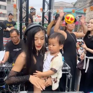 Zheng Qing Yu Instagram - 2k24.4.14 大甲媽祖遶境
MAZU BACK HOME 

感謝 @baby_betelnut 前東家帶我去玩❤️‍🔥
🔊 Soundsystem by @dajah_soundsystem 

p.s. 上課特地請假也要去放兒子點的歌（嗶嗶嗶）
(o^^o)