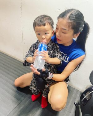 Zheng Qing Yu Instagram - Life is going on…
w/ my big boy. 🥊 (1y11m)

再次reminding🥊: Exercise is good for your health. 
提醒大家：運動有益身心健康。

My all time fav gym n thx for taking care of us. 🥰@ngumuaythaifitness