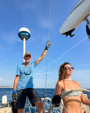 Zizi Strallen Instagram - ☀️ 🏝️ 👙🌊 🥘 🚤 🐈 ☕️ 🎂💛

#october #travel #seyschells #beach #boat #sailing #family #happy #woman #sister #dad #love #singer #work #workation #catcafe #bordeaux #beer #wine #barcelona #calafell #perform #friends #cakethemusical