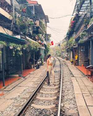 Zizi Strallen Instagram - Gap yeeaaaar (month) HANOI • HALONG BAY • HO CHI MINH (Saigon). 🇻🇳 

#travel #couple #hanoi #halongbay #hochiminhcity #saigon #trainstreet #stellaofthesea #eggcoffee #marypoppins #love #cocktails #gapyear #sunset #cuchitunnels