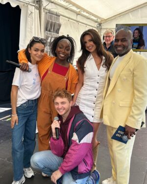 Zizi Strallen Instagram - I had the most incredible day presenting @westendlive! 
Thank you so much for having me. You can tell by the fact I’ve got about 5 million chins in every photo, just how happy I was!!! 
Big thank you to my co presenter @iamcedricneal and huge congratulations to everyone who performed and was involved in making it happen. See you next year 🫶💛

#westendlive2024 #londontheatre @londontheatre #trafalgarsquare #presenter 

📸 @laurenether @charlotte_plvng @lukebayer @mwalshephotography