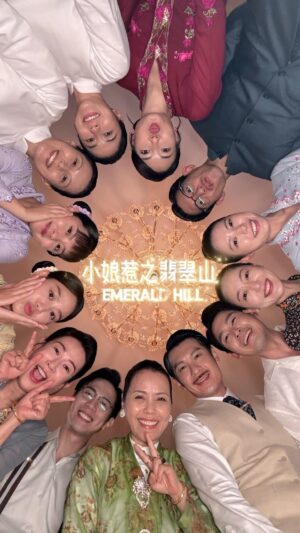 Zoe Tay Instagram - ♥️♥️🎬🎬🎬♥️♥️
～七月份的第一天～
“小娘惹之翡翠山”Emerald Hill家族
满满的Love送给你❣️🎬

拍摄进行快两个月了，戏内戏外两个天，片场的氛围太棒了，大家继续努力哦！

Video edit by talented, handsome Ah Tan 
@romeotan & @gojojojojogoh 

#七月份工作照 
#拍摄视频一分钟
#onelove❤️ 
#take2ok👌🏻
#演员们都好会找位
#神仙打架🎬
#默契十足
#谁是老鼠屎？😂
#片场欢乐斗嘴馋嘴吃货😍
#镜头前面好认真
#镜头后面好天真
#工作好愉快
#小娘惹之翡翠山
#EmeraldHill #MediaCorpEmeraldHill
惠玉 @zoetay10 
陈泓宇 @shaunchenhongyu
陈罗密欧 @romeotan
吴俐璇@gojojojojogoh 
黄晶玲@ferlyngofficial
修杰楷 @lefthere036
姚懿珊 @iamdawnyeoh 
郑六月 @juin66
曾诗梅 @prisceliachan
黄暄婷@chantalleng 
刘怡伶@tashaalow 
刘子绚 @jesssseca
张奕恺@nickk_teo

#ZoeTay #鄭惠玉 #惠声玉影 #佐伊郑