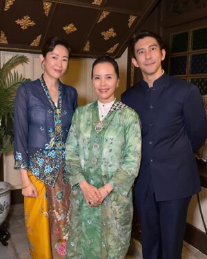 Zoe Tay Instagram - 🎬🎬🎥🎥🎬🎬 
Camera rolls, we are in character;
camera cuts ,we eat and chat and  just be  ourselves. Love it! 🥰 
bonding with laughter . 
片场热闹沸腾，拍摄如火如荼进行中， 小娘惹之翡翠山 Emerald Hill，敬请期待。

#小娘惹之翡翠山
#EmeraldHill #MediaCorpEmeraldHill
#幕后花絮🎬 
#剧组热闹又吵闹✌🏻
#欢声笑语乐不停 
#都是吃货一族呀😅😋
#秀娘
#戏内戏外都是戏
#片场随手拍 
@the_celebrityagency @mediacorp.re.dian 

#ZoeTay #鄭惠玉 #惠声玉影 #佐伊の語