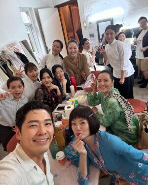 Zoe Tay Instagram - 🎬🎬🎥🎥🎬🎬 
Camera rolls, we are in character;
camera cuts ,we eat and chat and  just be  ourselves. Love it! 🥰 
bonding with laughter . 
片场热闹沸腾，拍摄如火如荼进行中， 小娘惹之翡翠山 Emerald Hill，敬请期待。

#小娘惹之翡翠山
#EmeraldHill #MediaCorpEmeraldHill
#幕后花絮🎬 
#剧组热闹又吵闹✌🏻
#欢声笑语乐不停 
#都是吃货一族呀😅😋
#秀娘
#戏内戏外都是戏
#片场随手拍 
@the_celebrityagency @mediacorp.re.dian 

#ZoeTay #鄭惠玉 #惠声玉影 #佐伊の語
