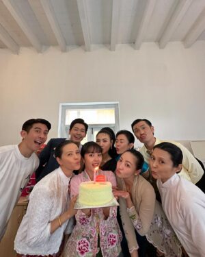 Zoe Tay Instagram - 🎬🎬🎥🎥🎬🎬 
Camera rolls, we are in character;
camera cuts ,we eat and chat and  just be  ourselves. Love it! 🥰 
bonding with laughter . 
片场热闹沸腾，拍摄如火如荼进行中， 小娘惹之翡翠山 Emerald Hill，敬请期待。

#小娘惹之翡翠山
#EmeraldHill #MediaCorpEmeraldHill
#幕后花絮🎬 
#剧组热闹又吵闹✌🏻
#欢声笑语乐不停 
#都是吃货一族呀😅😋
#秀娘
#戏内戏外都是戏
#片场随手拍 
@the_celebrityagency @mediacorp.re.dian 

#ZoeTay #鄭惠玉 #惠声玉影 #佐伊の語