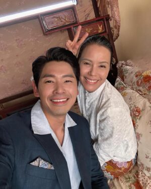 Zoe Tay Instagram - 🎬🎬🎥🎥🎬🎬 
Camera rolls, we are in character;
camera cuts ,we eat and chat and  just be  ourselves. Love it! 🥰 
bonding with laughter . 
片场热闹沸腾，拍摄如火如荼进行中， 小娘惹之翡翠山 Emerald Hill，敬请期待。

#小娘惹之翡翠山
#EmeraldHill #MediaCorpEmeraldHill
#幕后花絮🎬 
#剧组热闹又吵闹✌🏻
#欢声笑语乐不停 
#都是吃货一族呀😅😋
#秀娘
#戏内戏外都是戏
#片场随手拍 
@the_celebrityagency @mediacorp.re.dian 

#ZoeTay #鄭惠玉 #惠声玉影 #佐伊の語