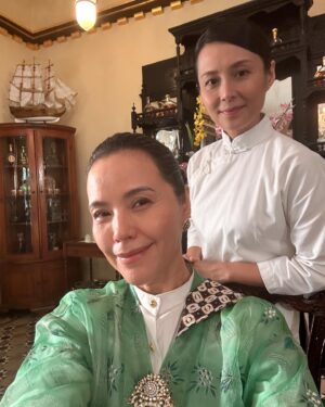 Zoe Tay Instagram - 🎬🎬🎥🎥🎬🎬 
Camera rolls, we are in character;
camera cuts ,we eat and chat and  just be  ourselves. Love it! 🥰 
bonding with laughter . 
片场热闹沸腾，拍摄如火如荼进行中， 小娘惹之翡翠山 Emerald Hill，敬请期待。

#小娘惹之翡翠山
#EmeraldHill #MediaCorpEmeraldHill
#幕后花絮🎬 
#剧组热闹又吵闹✌🏻
#欢声笑语乐不停 
#都是吃货一族呀😅😋
#秀娘
#戏内戏外都是戏
#片场随手拍 
@the_celebrityagency @mediacorp.re.dian 

#ZoeTay #鄭惠玉 #惠声玉影 #佐伊の語