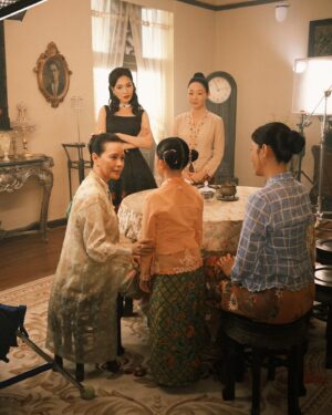 Zoe Tay Instagram - 🎬🎬🎥🎥🎬🎬 
Camera rolls, we are in character;
camera cuts ,we eat and chat and  just be  ourselves. Love it! 🥰 
bonding with laughter . 
片场热闹沸腾，拍摄如火如荼进行中， 小娘惹之翡翠山 Emerald Hill，敬请期待。

#小娘惹之翡翠山
#EmeraldHill #MediaCorpEmeraldHill
#幕后花絮🎬 
#剧组热闹又吵闹✌🏻
#欢声笑语乐不停 
#都是吃货一族呀😅😋
#秀娘
#戏内戏外都是戏
#片场随手拍 
@the_celebrityagency @mediacorp.re.dian 

#ZoeTay #鄭惠玉 #惠声玉影 #佐伊の語