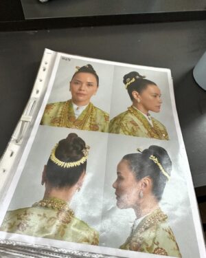 Zoe Tay Instagram - 🎬🎬🎥🎥🎬🎬 
Camera rolls, we are in character;
camera cuts ,we eat and chat and  just be  ourselves. Love it! 🥰 
bonding with laughter . 
片场热闹沸腾，拍摄如火如荼进行中， 小娘惹之翡翠山 Emerald Hill，敬请期待。

#小娘惹之翡翠山
#EmeraldHill #MediaCorpEmeraldHill
#幕后花絮🎬 
#剧组热闹又吵闹✌🏻
#欢声笑语乐不停 
#都是吃货一族呀😅😋
#秀娘
#戏内戏外都是戏
#片场随手拍 
@the_celebrityagency @mediacorp.re.dian 

#ZoeTay #鄭惠玉 #惠声玉影 #佐伊の語