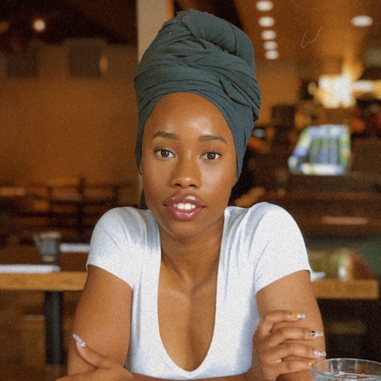 Actress Zoë Renee HD Instagram Photos and Wallpapers March 2022