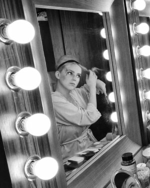 Zofia Domalik Instagram - Dzisiaj gramy ostatni spektakl „Minettiego…” we wrześniu. 
Zapraszamy o 19:30 do Teatru Polonia! 
A potem w październiku 🍂
Zdjęcia zrobiła wczoraj nasza wspaniała charakteryzatorka Kasia.
Ps. Lubię moja pracę 🎬
