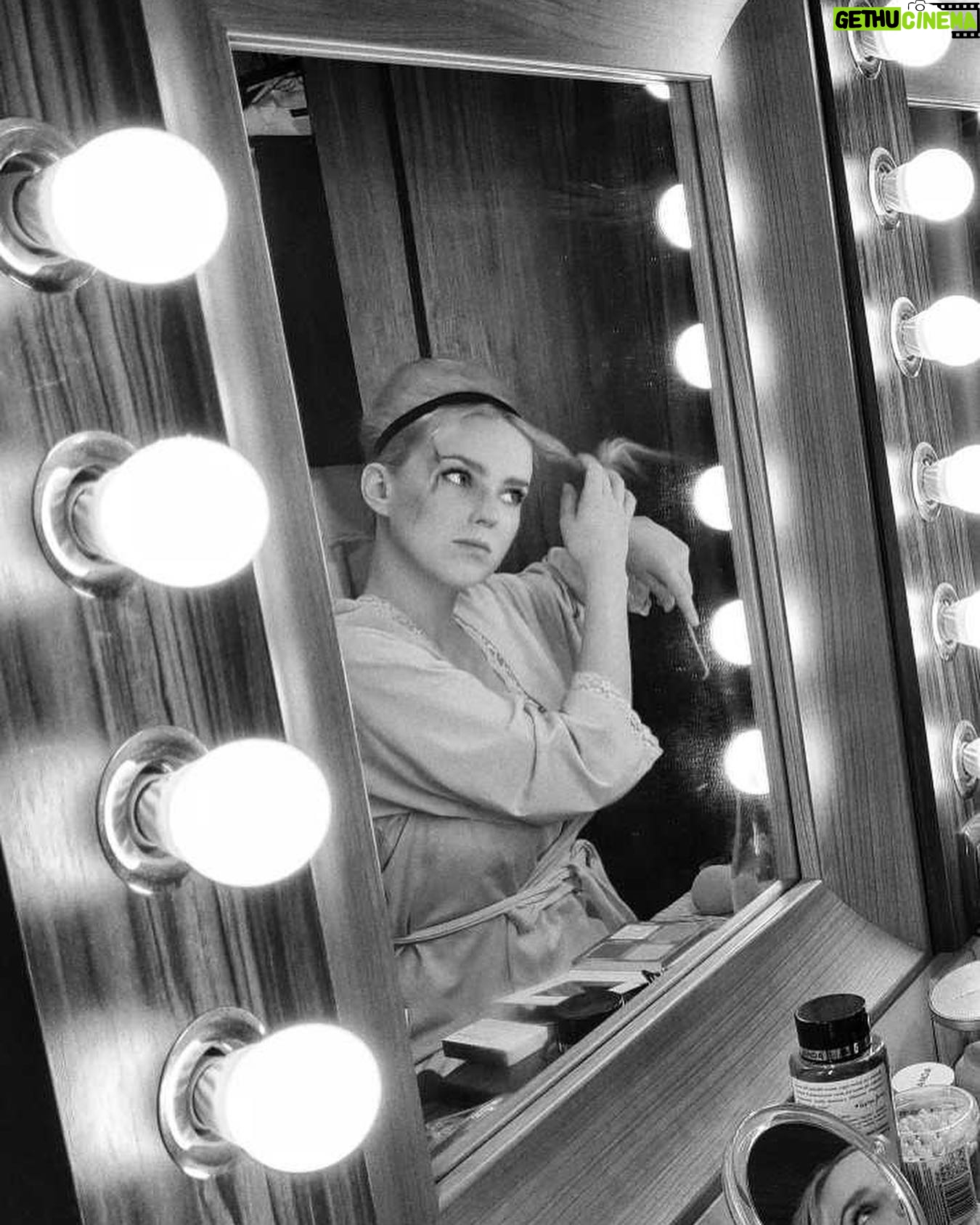 Zofia Domalik - 1K Likes - Dzisiaj gramy ostatni spektakl „Minettiego…” we wrześniu.
Zapraszamy o 19:30 do Teatru Polonia!
A potem w październiku 🍂
Zdjęcia zrobiła wczoraj nasza wspaniała charakteryzatorka Kasia.
Ps. Lubię moja pracę 🎬