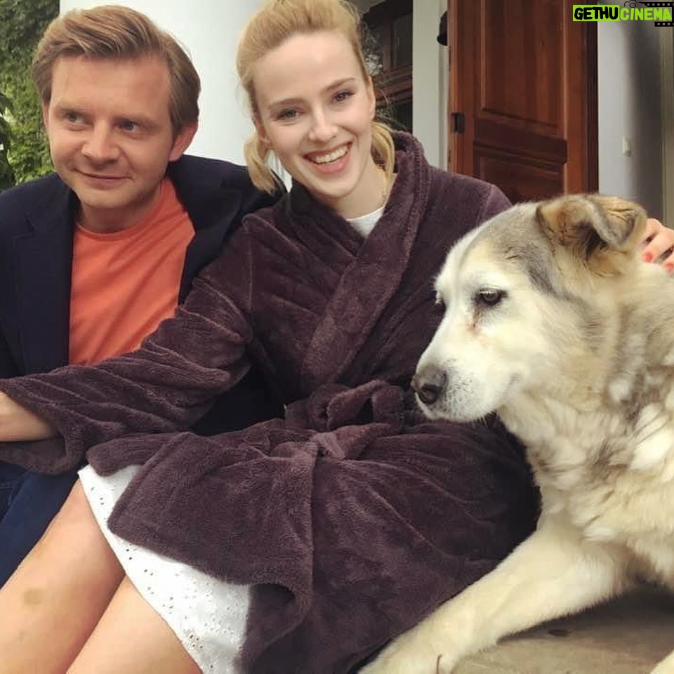 Zofia Domalik - 786 Likes - No więc już oficjalnie!
Baaardzo się cieszę, że od 26 kwietnia na netflixie będziecie mogli obejrzeć nasz film „Gorzko, gorzko!” w reżyserii Tomasza Koneckiego!
Zdarzają się takie plany, po których ciężko się rozstać z ekipą filmową i to był jeden z nich. Ta praca to była czysta przyjemność i fantastyczna przygoda. Ostatni dzień zdjęciowy zakończył się rzewnymi łzami z mojej strony, co nawet zostało uwiecznione (slajd nr 10).
Mam nadzieję, że wejdziecie w naszą bajkę i będziecie się raczej śmiać, niż płakać w trakcie seansu.
ZAPRASZAM 🌞
@agencja.abewu
