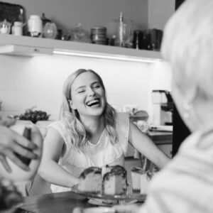 Zofia Domalik Instagram - No więc już oficjalnie!
Baaardzo się cieszę, że od 26 kwietnia na netflixie będziecie mogli obejrzeć nasz film „Gorzko, gorzko!” w reżyserii Tomasza Koneckiego!
Zdarzają się takie plany, po których ciężko się rozstać z ekipą filmową i to był jeden z nich. Ta praca to była czysta przyjemność i fantastyczna przygoda. Ostatni dzień zdjęciowy zakończył się rzewnymi łzami z mojej strony, co nawet zostało uwiecznione (slajd nr 10).
Mam nadzieję, że wejdziecie w naszą bajkę i będziecie się raczej śmiać, niż płakać w trakcie seansu.
ZAPRASZAM 🌞
@agencja.abewu