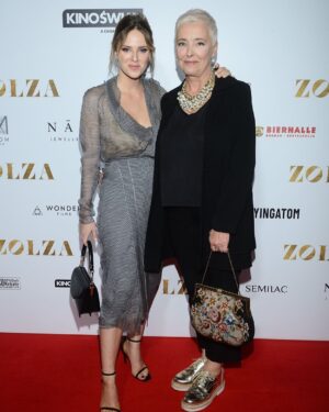 Zofia Domalik Instagram - Wczoraj odbyła się oficjalna premiera „Zołzy” w reżyserii Tomasza Koneckiego.
To był piękny wieczór! 
Od 16 września będziecie mogli zobaczyć nasz film w kinach. 
Dziękuję wszystkim, którzy sprawili, ze ten wieczór był wyjątkowy. 
Mam na sobie suknię mojego ukochanego @tomasz_ossolinski. Tomku, noszenie Twoich kreacji to czysta przyjemność. Jesteś niezastąpiony. Z Tomkiem zgadzamy się w wielu sprawach, ale przede wszystkim w tym, że moda może być również eko. Ta sukienka została uszyta dziesięć lat temu w ramach pokazu mody z okazji dwudziestolecia pracy Tomasza Ossolińskiego i odżyła po dziesięciu latach na wczorajszej premierze. Pewnie mnie w jej jeszcze zobaczycie!
Dziękuję również mojemu glam składowi, który nie zawodzi mnie od lat @adamfryzjer i @koryciorzdominika z @emeraldproject. 
Jestem Wam bardzo wdzięczna, mam nadzieję, że jeszcze niejedna premiera przed nami. 
A teraz zapraszamy do kin! 
Od 16 września ten film należy do widzów ⭐️
Ps. Na ostatnim zdjęciu jestem z Robertem z Kina Świat, który opiekował się mną przez całą premierę. Dziękuję Ci oficjalnie za tę opiekę!