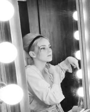 Zofia Domalik Instagram - Dzisiaj gramy ostatni spektakl „Minettiego…” we wrześniu. 
Zapraszamy o 19:30 do Teatru Polonia! 
A potem w październiku 🍂
Zdjęcia zrobiła wczoraj nasza wspaniała charakteryzatorka Kasia.
Ps. Lubię moja pracę 🎬