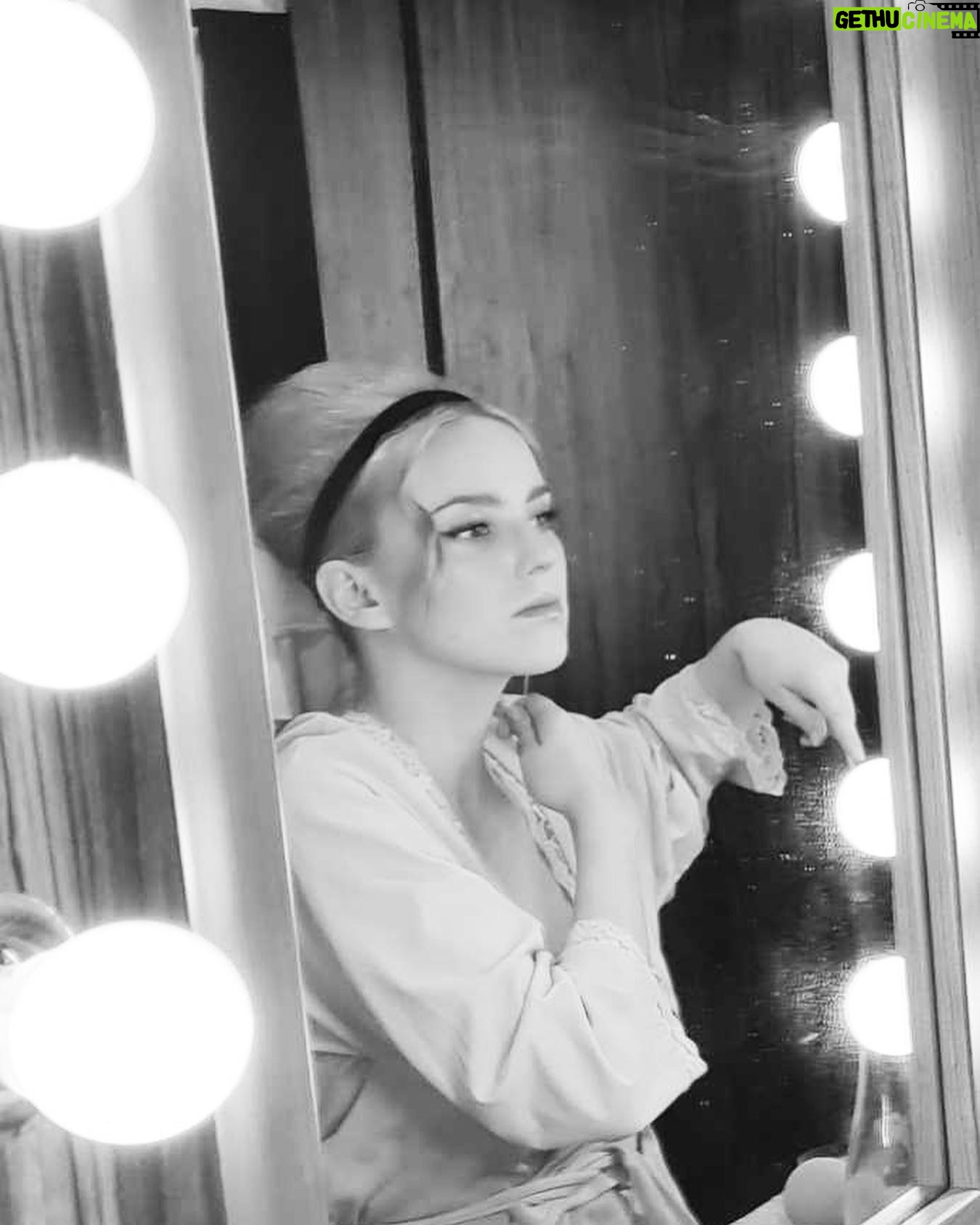 Zofia Domalik - 1K Likes - Dzisiaj gramy ostatni spektakl „Minettiego…” we wrześniu.
Zapraszamy o 19:30 do Teatru Polonia!
A potem w październiku 🍂
Zdjęcia zrobiła wczoraj nasza wspaniała charakteryzatorka Kasia.
Ps. Lubię moja pracę 🎬